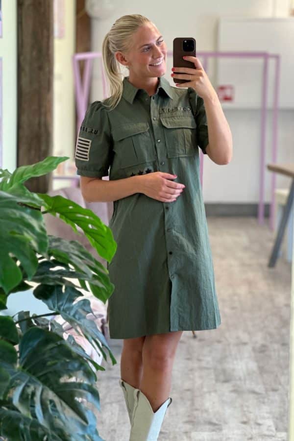 Continue - Kjole - Milli Patch Dress SS - Army